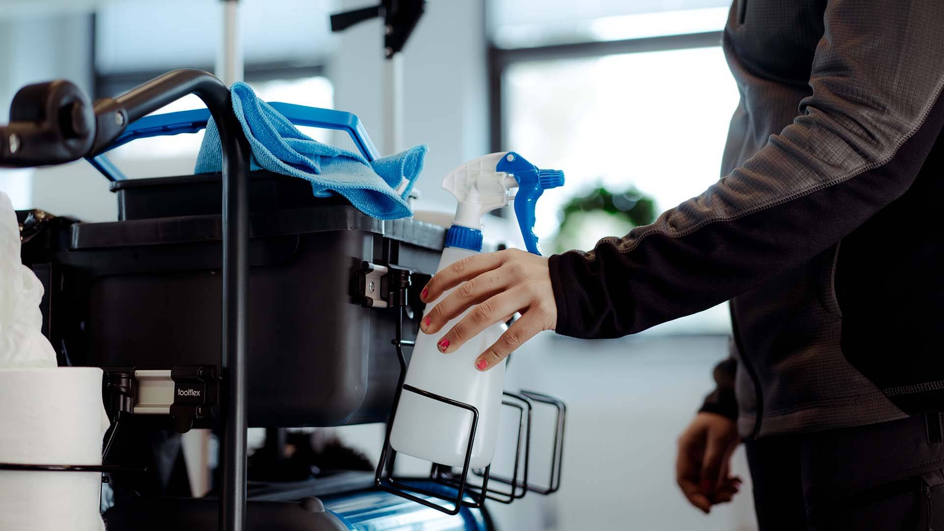 Toolflex Office - Cleaner talking a spray bottle
