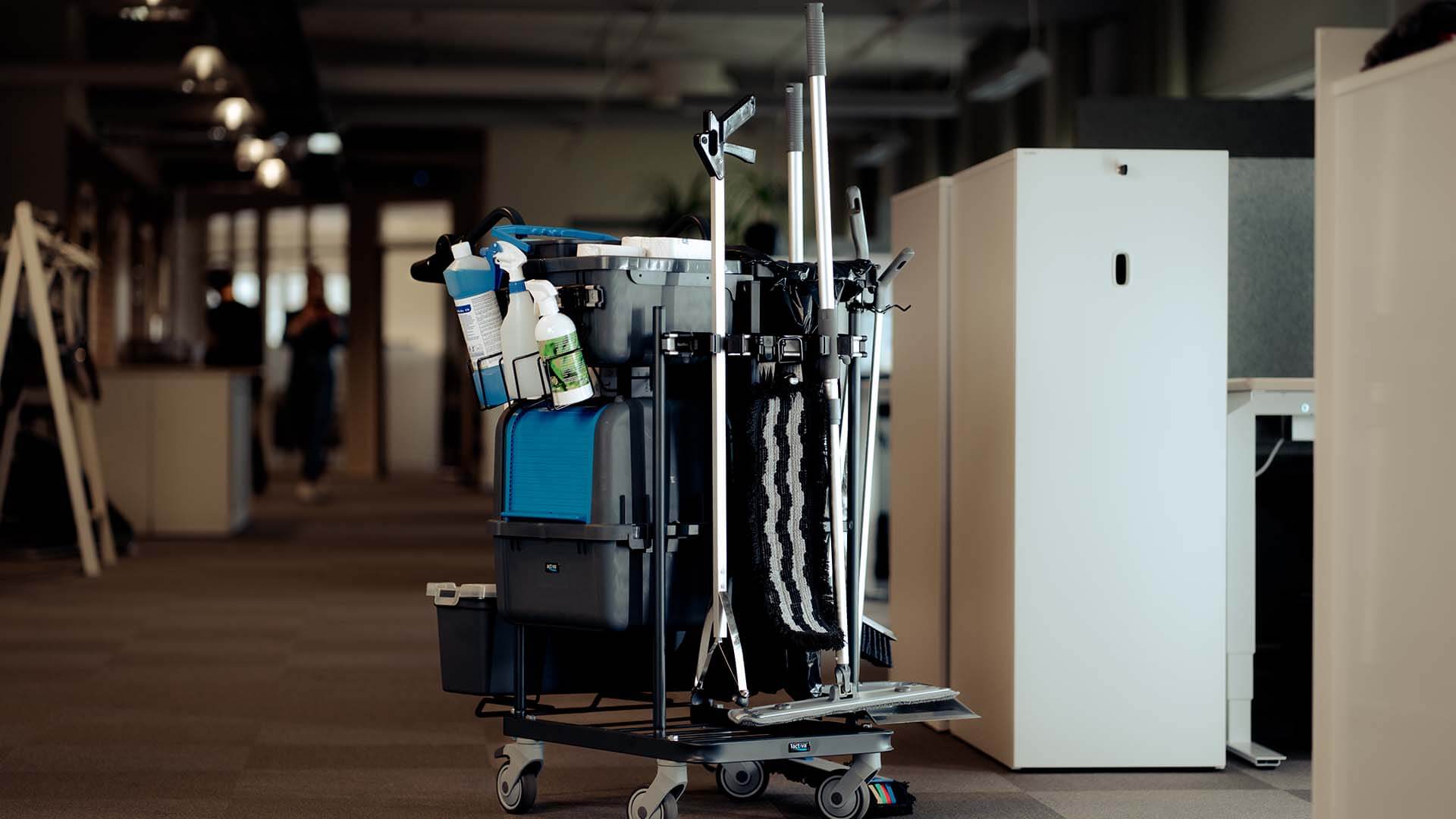 Toolflex Office - Cleaning cart at office