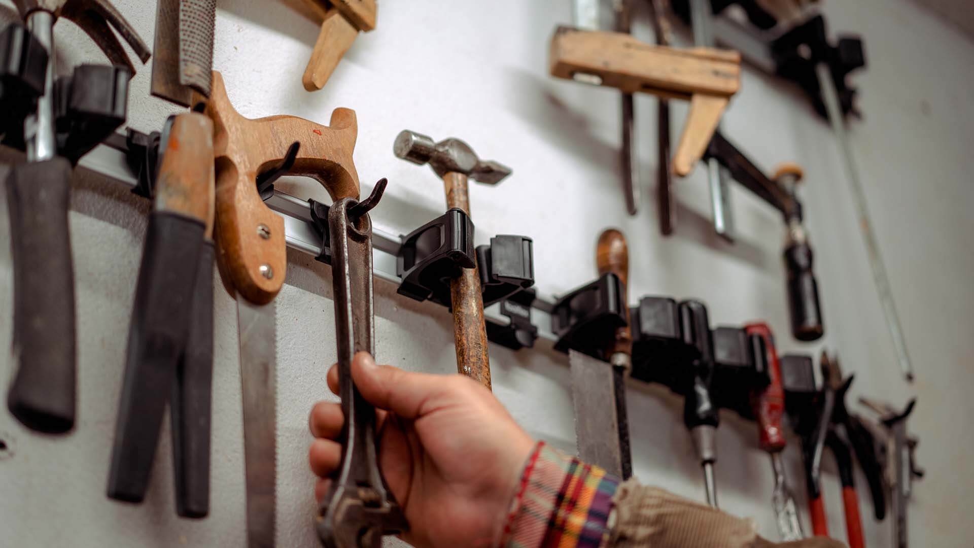 Toolflex hobby - A man reaching for tools